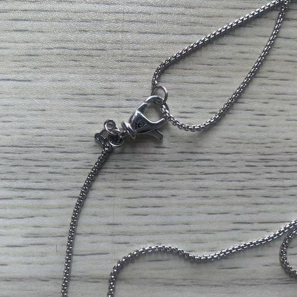 David Yurman Classic Cross Pendant, sterling silver with center diamond - Picture 8 of 9